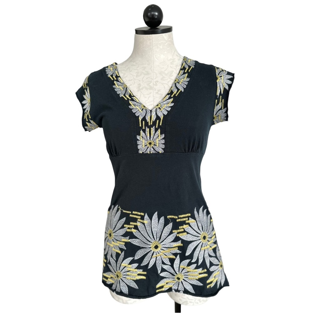 BCBGMaxAzria Embroidered Floral Blouse V-Neck Short Sleeve Black  Size Medium